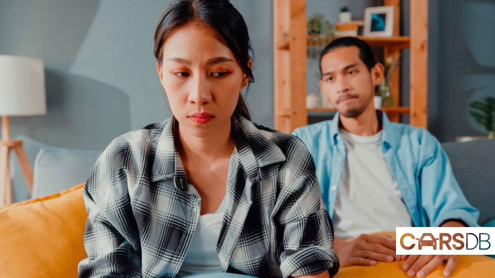 upset-asian-couple-sit-couch-living-room_5271348_20250603193750.jpg