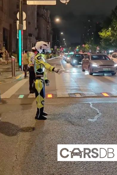 robot-traffic-cop-stuns-motorists-108727120.webp