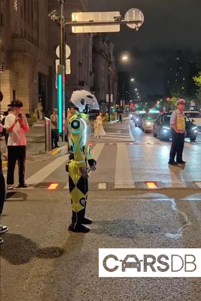 robot-traffic-cop-stuns-motorists-108727119.webp