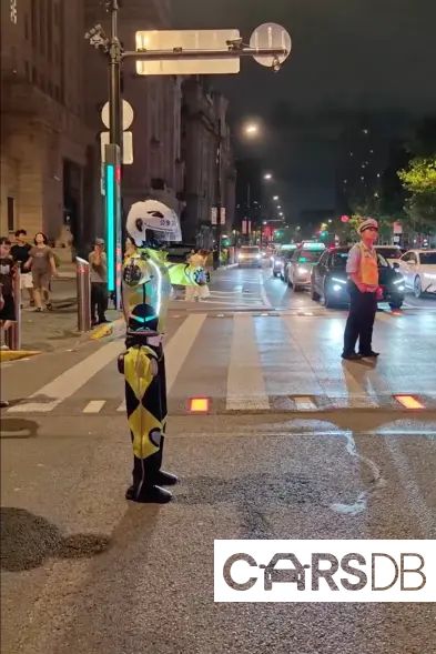 robot-traffic-cop-stuns-motorists-108727117.webp