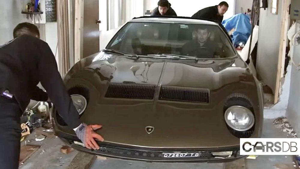 rare-lamborghini-parked-in-a-living-room-for-40-years-they-tear-down-a-wall-to-get-it-out-255530-7.jpg