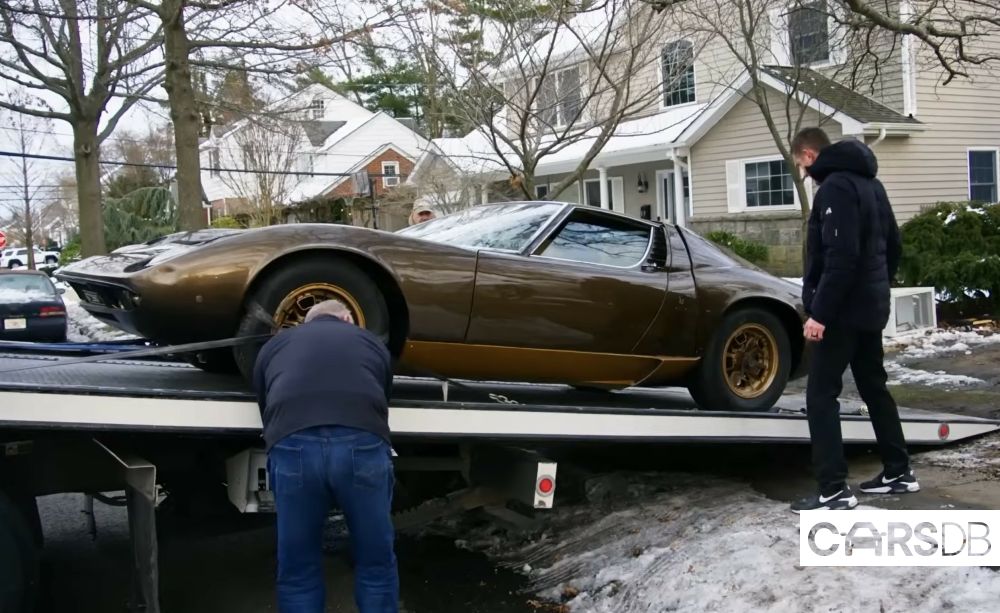 rare-lamborghini-parked-in-a-living-room-for-40-years-they-tear-down-a-wall-to-get-it-out_11.jpg