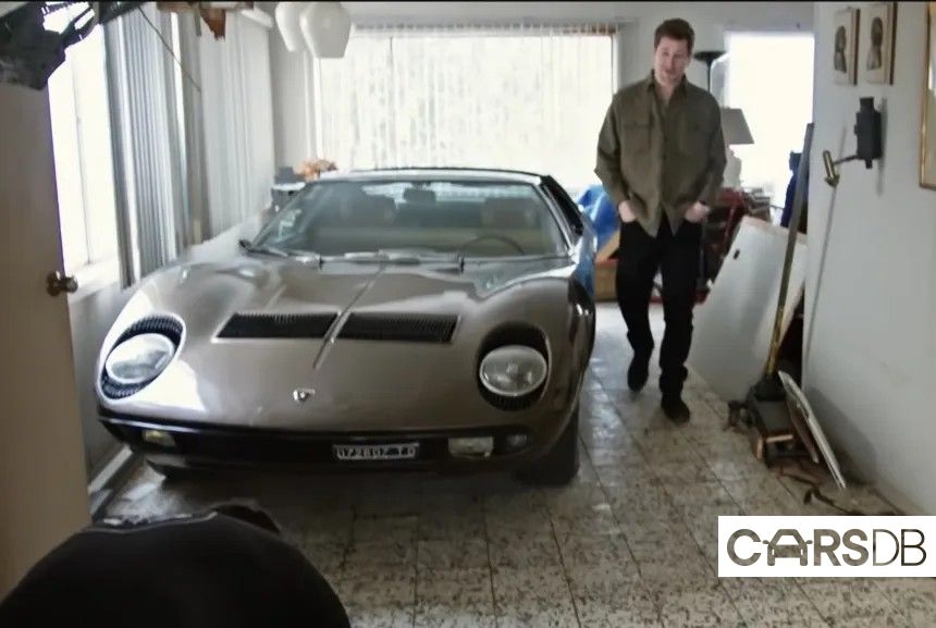 rare-lamborghini-parked-in-a-living-room-for-40-years-they-tear-down-a-wall-to-get-it-out-thumbnail_8.jpg.jpg