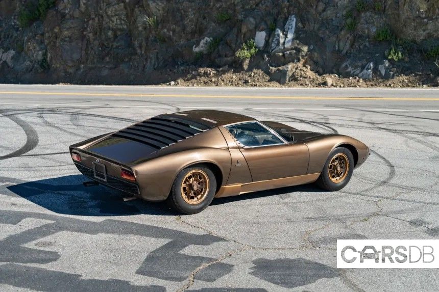 rare-lamborghini-parked-in-a-living-room-for-40-years-they-tear-down-a-wall-to-get-it-out-thumbnail_14.jpg.jpg