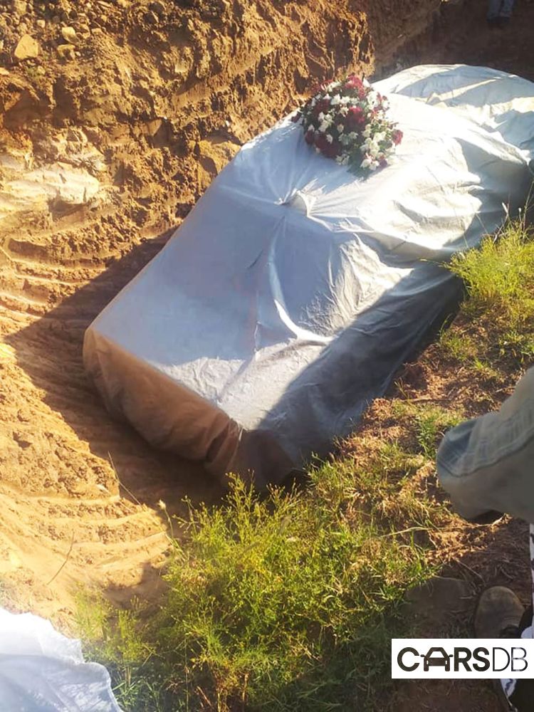 Man-buried-in-his-Mercedes.jpg