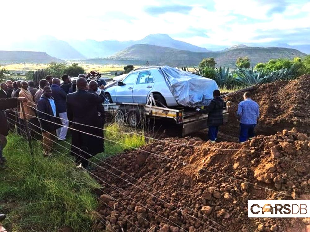 Man-buried-in-his-car.jpg