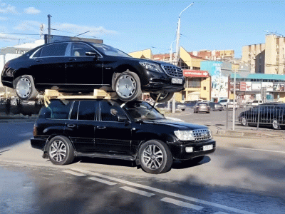 ရုရှားနိုင်ငံတွင် Toyota Land Cruiser အမိုးပေါ်၌ Mercedes-Maybach S-Class ကို တင်ဆောင်ကာ သယ်ယူ