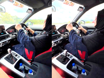 M’sian grandmother impresses netizens with her smooth handling of a Honda Civic Type R FL5