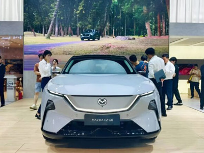 Mazda presented its complete vehicle range at the 2025 Chongqing Auto Show, where the Mazda EZ-60 made its regional appearance following its global debut at Auto Shanghai. Developed through a joint partnership between Mazda and Changan Auto, the EZ-60 is positioned as a mid-size SUV. It has generated strong market interest, with more than 26,000 small-deposit pre-orders placed by June 6. The EZ-60’s current order profile indicates a skew toward younger urban buyers—76% of pre-order customers are aged between 25 and 40, and 71% are from first- and second-tier cities. At the show, Changan Mazda invited two users to share their perspectives—one highlighted the aerodynamic design, while the other focused on interior technology. The vehicle includes several first-in-segment technologies, such as a 100-inch naked-eye 3D head-up display (HUD) with eye-tracking capability. Designed for complex road environments like Chongqing’s multi-layer interchanges, the HUD also supports a parked display mode and pairs with a 23-speaker Dolby Atmos system. Additional features include a 4nm smart cockpit chip that enables access to over 1,700 in-car functions and a 26.45-inch 5K floating display with adaptive brightness control. The EZ-60 is currently offered through a small deposit pre-order program. Customers can reserve the vehicle for 10 yuan (approx. 1.50 USD), with the deposit increasing incrementally each day until delivery. The total deposit is fully deductible from the purchase price. Orders are available through Changan Mazda’s official website, app, mini program, or authorised dealers.