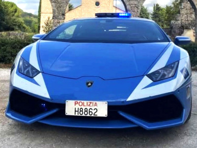 အီတလီရဲတပ်ဖွဲ့က Lamborghini Huracan ကို ဒရကြမ်းမောင်းကာ အချိန်မီခွဲစိတ်ကုသရန် လိုအပ်နေသော ကျောက်ကပ်တစ်ခုကို ဆေးရုံတစ်ခုမှ အခြားတစ်ခုသို့ အချိန်မီ ပို့ဆောင်ပေးခဲ့ပုံ
