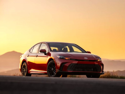 ၂၀၂၅ မော်ဒယ် Toyota Camry ပြောင်းစီးသော မိန်းကလေးက သူ၏ကားဟောင်း ၂၀၁၄ မော်ဒယ် Nissan Altima နှင့် ဆီဖိုးကုန်ကျစရိတ် နှိုင်းယှဉ်ပြခဲ့ပုံ