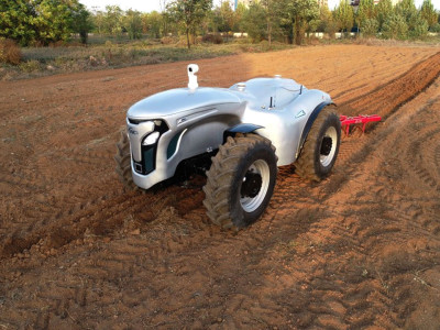 China Develops Self-Driving Tractors Powered by AI, 5G, and Satellite Navigation