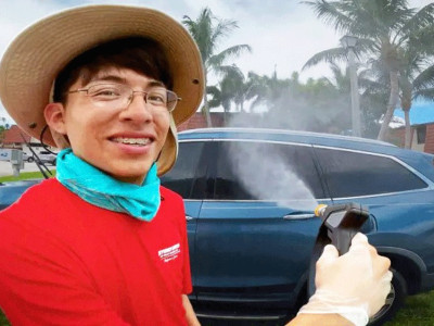 22-year-old is on track to make $77,000 a year from his side hustle turned business—without a college degree