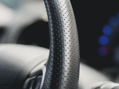 Car thief turns around to ‘lecture’ mom who left child in back seat